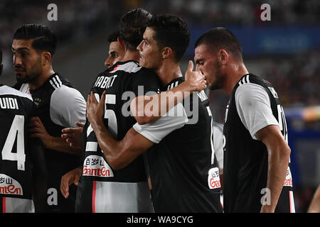 Joueur de football portugais Cristiano Ronaldo, droite, de la Juventus F.C. célèbre avec ses coéquipiers après avoir marqué contre l'Inter Milan au cours de la 2019 Banque D'Images