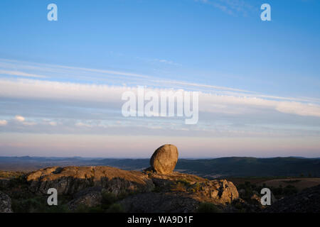 Bloc de granite ronde au coucher du soleil. Province de Cáceres. L'Estrémadure. L'Espagne. Banque D'Images