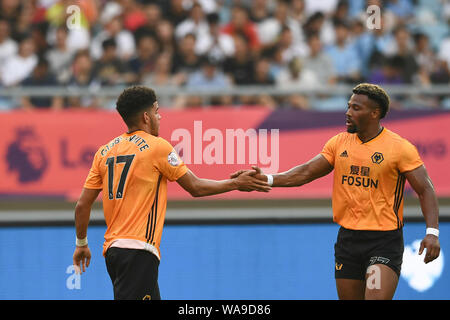 Morgan Gibbs-White, gauche, de Wolverhampton Wanderers F.C. de champions de la Ligue anglaise de football espagnol célèbre avec Adama Traoré après scori Banque D'Images