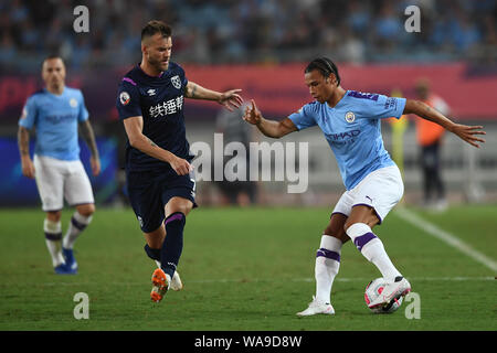 Joueur de football allemand Leroy Sane, droit, de Manchester City F.C. de champions de la Ligue anglaise passe le ballon contre Andriy Yarmolenko de West Ham Un Banque D'Images