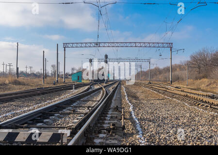 Paysage avec l'infrastructure ferroviaire au centre de l'Ukraine à l'automne Banque D'Images