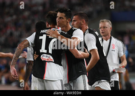 Joueur de football portugais Cristiano Ronaldo, droite, de la Juventus F.C. célèbre avec ses coéquipiers après avoir marqué contre l'Inter Milan au cours de la 2019 Banque D'Images