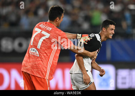 Joueur de football portugais Cristiano Ronaldo, droite, de la Juventus F.C. célèbre avec Gianluigi Buffon après avoir marqué contre l'Inter Milan au cours de la 20 Banque D'Images