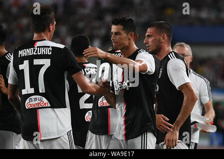 Joueur de football portugais Cristiano Ronaldo, droite, de la Juventus F.C. célèbre avec ses coéquipiers après avoir marqué contre l'Inter Milan au cours de la 2019 Banque D'Images