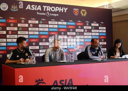 L'entraîneur-chef Nuno Espirito Santo, droite, et joueur de football anglais Ryan Bennett, centre, de Wolverhampton Wanderers F.C. de champions de la Ligue anglaise un Banque D'Images