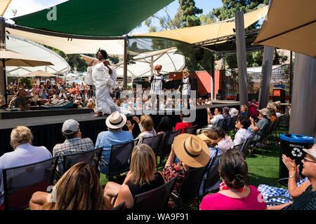 Laguna Beach, USA. Août 18, 2019. Présenter les modèles creations au 11e Festival de Mode de piste à Laguna Beach, Californie, États-Unis, le 18 août, 2019. Toutes les créations du fashion show sont fabriqués à partir de matériaux recyclés tels que les boîtes de savon, de magazines, de vieilles horloges et des bandes. Credit : Qian Weizhong/Xinhua Banque D'Images