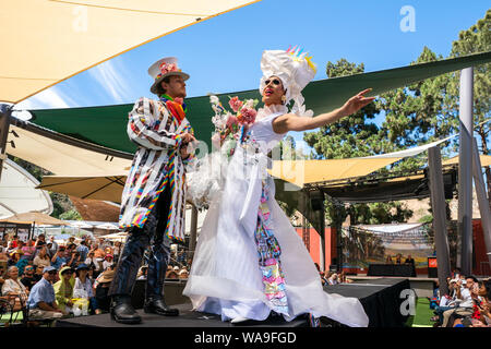 Laguna Beach, USA. Août 18, 2019. Présenter les modèles creations au 11e Festival de Mode de piste à Laguna Beach, Californie, États-Unis, le 18 août, 2019. Toutes les créations du fashion show sont fabriqués à partir de matériaux recyclés tels que les boîtes de savon, de magazines, de vieilles horloges et des bandes. Credit : Qian Weizhong/Xinhua Banque D'Images