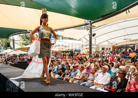 Laguna Beach, USA. Août 18, 2019. Un modèle présente une création lors de la 11ème édition du Festival de Mode de piste à Laguna Beach, Californie, États-Unis, le 18 août, 2019. Toutes les créations du fashion show sont fabriqués à partir de matériaux recyclés tels que les boîtes de savon, de magazines, de vieilles horloges et des bandes. Credit : Qian Weizhong/Xinhua Banque D'Images