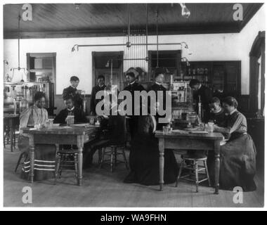 Classe de chimie à Hampton Institute - African American élèves, garçons et filles, un Indien Banque D'Images