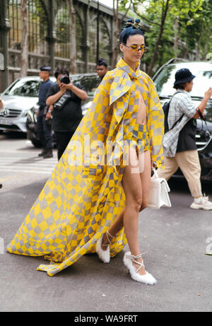 Les femmes à la mode et les hommes posent pour street snap au cours de la Fashion Week de Paris Men's Printemps/été 2020 à Paris, France, 10 juillet 2019. Banque D'Images