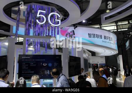 --FILE--un logo de 5G est perçu au cours de la Mobile World Congress 2019 (MWC) à Shanghai, Chine, 26 juin 2019. Shanghai va réaliser la pleine couverture 5G b Banque D'Images
