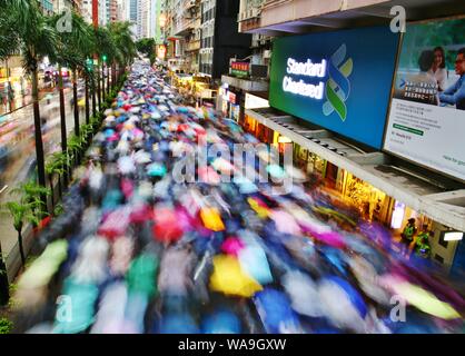 Hong Kong, Chine. Août 18, 2019. Selon les organisateurs, 1,7 millions de personnes participent à une manifestation pro-démocratie à Hong Kong. Il en fait la deuxième plus grande marche pacifique enregistrée à Hong Kong et après des semaines d'affrontements violents de protestation de ce week-end sont restées pacifiques. Gonzales : Crédit Photo/Alamy Live News Banque D'Images