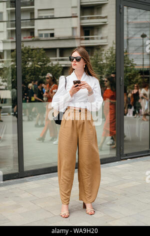Les femmes à la mode et les hommes posent pour street snap au cours de la Fashion Week de Paris Men's Printemps/été 2020 à Paris, France, 10 juillet 2019. Banque D'Images