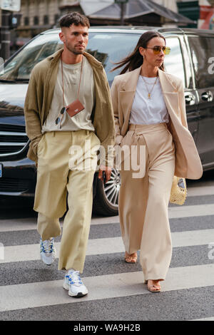 Les femmes à la mode et les hommes posent pour street snap au cours de la Fashion Week de Paris Men's Printemps/été 2020 à Paris, France, 10 juillet 2019. Banque D'Images