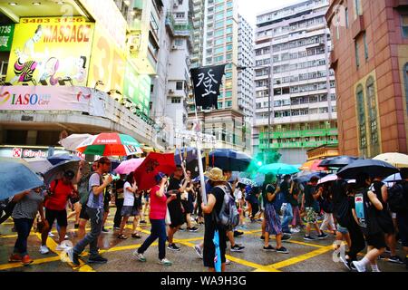 Hong Kong, Chine. Août 18, 2019. Selon les organisateurs, 1,7 millions de personnes participent à une manifestation pro-démocratie à Hong Kong. Il en fait la deuxième plus grande marche pacifique enregistrée à Hong Kong et après des semaines d'affrontements violents de protestation de ce week-end sont restées pacifiques. Gonzales : Crédit Photo/Alamy Live News Banque D'Images