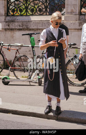 Les femmes à la mode et les hommes posent pour street snap au cours de la Fashion Week de Paris Men's Printemps/été 2020 à Paris, France, 10 juillet 2019. Banque D'Images