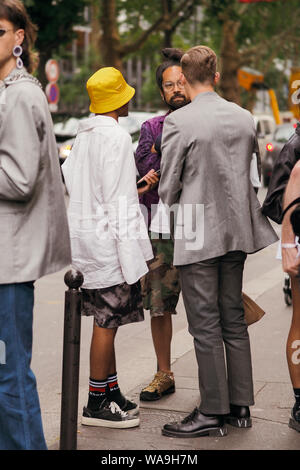 Les femmes à la mode et les hommes posent pour street snap au cours de la Fashion Week de Paris Men's Printemps/été 2020 à Paris, France, 10 juillet 2019. Banque D'Images