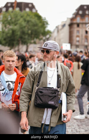Les femmes à la mode et les hommes posent pour street snap au cours de la Fashion Week de Paris Men's Printemps/été 2020 à Paris, France, 11 juillet 2019. Banque D'Images