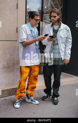 Les femmes à la mode et les hommes posent pour street snap au cours de la Fashion Week de Paris Men's Printemps/été 2020 à Paris, France, 10 juillet 2019. Banque D'Images