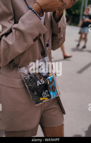 Les femmes à la mode et les hommes posent pour street snap au cours de la Fashion Week de Paris Men's Printemps/été 2020 à Paris, France, 11 juillet 2019. Banque D'Images