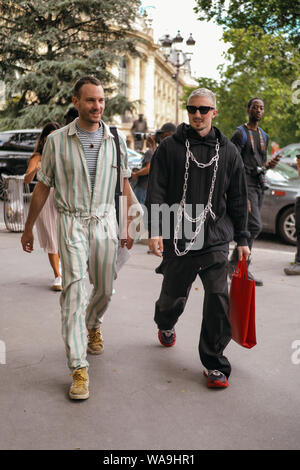 Les femmes à la mode et les hommes posent pour street snap au cours de la Fashion Week de Paris Men's Printemps/été 2020 à Paris, France, 11 juillet 2019. Banque D'Images