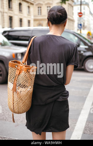 Les femmes à la mode et les hommes posent pour street snap au cours de la Fashion Week de Paris Men's Printemps/été 2020 à Paris, France, 11 juillet 2019. Banque D'Images