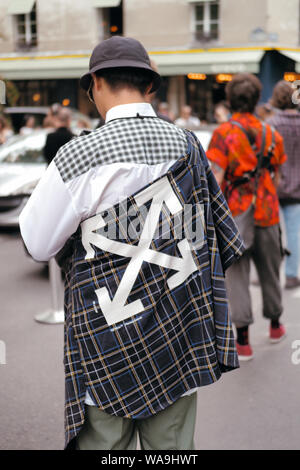 Les femmes à la mode et les hommes posent pour street snap au cours de la Fashion Week de Paris Men's Printemps/été 2020 à Paris, France, 11 juillet 2019. Banque D'Images