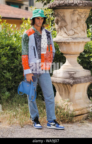Les femmes à la mode et les hommes posent pour street snap durant la Semaine de la mode de Florence Men's Spring/Summer 2020 à Florence, Italie, 8 juillet 2019. Banque D'Images