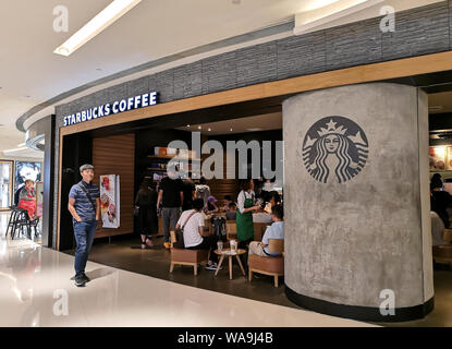 --FILE--un client passe devant un café de Starbucks à un centre commercial à Shanghai, Chine, le 2 octobre 2018. Starbucks Corp. a ouvert son premier Chinois Banque D'Images