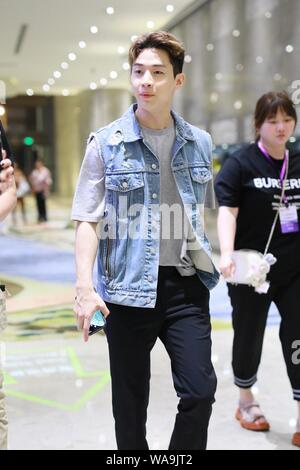 Chanteur et acteur canadien Henry Lau arrive à l'aéroport après l'atterrissage à Shanghai, Chine, le 9 juillet 2019. Banque D'Images