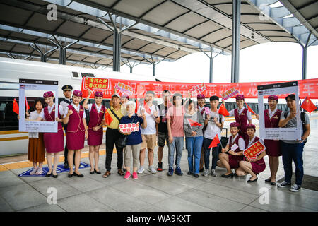 Les accompagnateurs de train chinois posent devant le premier train à grande vitesse TGV reliant Shanghai et Hong Kong à l'ouest de Tianjin railway station Banque D'Images