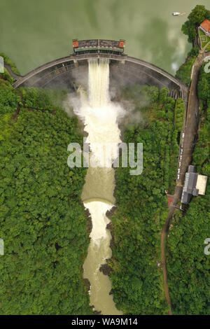 Jaillissent de l'eau réservoir Jinxi dans Yongjia county, Wenzhou City, Zhejiang Province de Chine orientale, le 10 juillet 2019. Des photos aériennes prises le 10 Banque D'Images