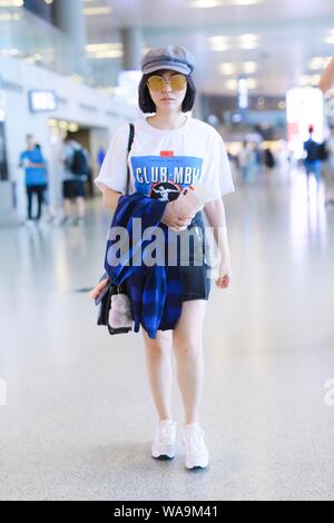 Chanteur chinois Zhang Zhang Liangying Jane ou arrive à l'aéroport avant le départ à Shanghai, Chine, le 12 juillet 2019. Banque D'Images