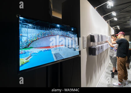 Personnes visitent l'exposition sur le thème le l'ère des matières plastiques : une élégie des Albatros" au Musée des sciences et de la technologie de Shanghai à Shanghai, Chine, 16 JU Banque D'Images