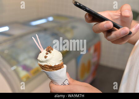 Le tourisme présente une glace ajouté avec poivre de Sichuan dans un magasin dans la ville de Chengdu, dans le sud-ouest de la province chinoise du Sichuan, le 14 juillet 2019. Un nouveau dessert t Banque D'Images