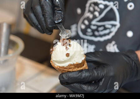 Le tourisme présente une glace ajouté avec poivre de Sichuan dans un magasin dans la ville de Chengdu, dans le sud-ouest de la province chinoise du Sichuan, le 14 juillet 2019. Un nouveau dessert t Banque D'Images