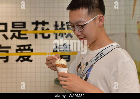 Le tourisme présente une glace ajouté avec poivre de Sichuan dans un magasin dans la ville de Chengdu, dans le sud-ouest de la province chinoise du Sichuan, le 14 juillet 2019. Un nouveau dessert t Banque D'Images