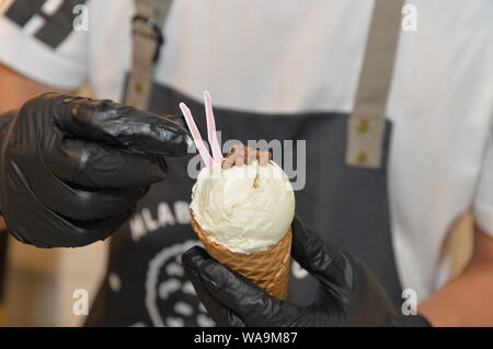 Le tourisme présente une glace ajouté avec poivre de Sichuan dans un magasin dans la ville de Chengdu, dans le sud-ouest de la province chinoise du Sichuan, le 14 juillet 2019. Un nouveau dessert t Banque D'Images