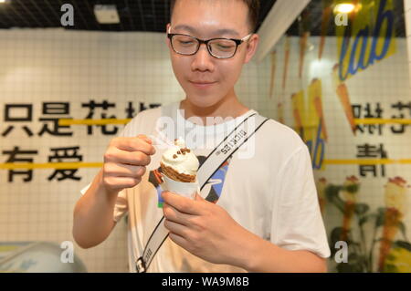 Le tourisme présente une glace ajouté avec poivre de Sichuan dans un magasin dans la ville de Chengdu, dans le sud-ouest de la province chinoise du Sichuan, le 14 juillet 2019. Un nouveau dessert t Banque D'Images