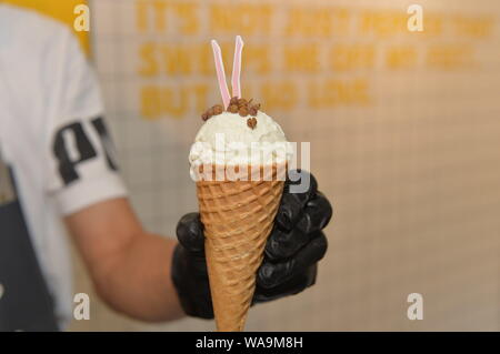 Le tourisme présente une glace ajouté avec poivre de Sichuan dans un magasin dans la ville de Chengdu, dans le sud-ouest de la province chinoise du Sichuan, le 14 juillet 2019. Un nouveau dessert t Banque D'Images