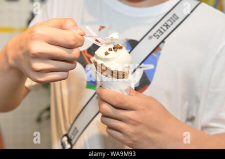 Le tourisme présente une glace ajouté avec poivre de Sichuan dans un magasin dans la ville de Chengdu, dans le sud-ouest de la province chinoise du Sichuan, le 14 juillet 2019. Un nouveau dessert t Banque D'Images