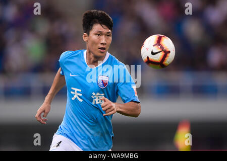 Joueur de football sud-coréen Song Ju-hun de Tianjin Tianhai dribbles contre Shenzhen C.F. dans leur 17e match au cours de la 2019 Football chinois Banque D'Images