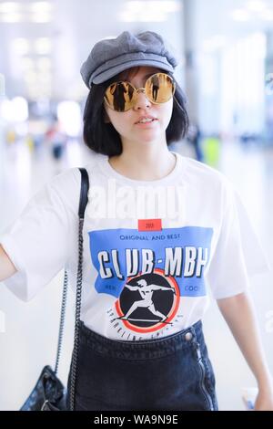 Chanteur chinois Zhang Zhang Liangying Jane ou arrive à l'aéroport avant le départ à Shanghai, Chine, le 12 juillet 2019. Banque D'Images