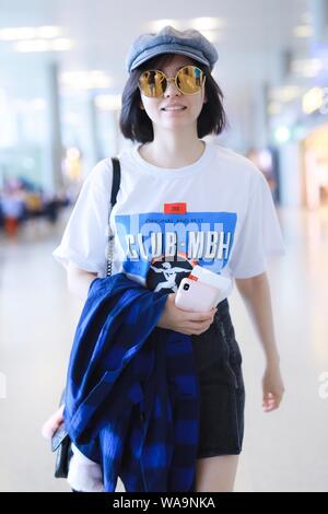 Chanteur chinois Zhang Zhang Liangying Jane ou arrive à l'aéroport avant le départ à Shanghai, Chine, le 12 juillet 2019. Banque D'Images