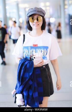 Chanteur chinois Zhang Zhang Liangying Jane ou arrive à l'aéroport avant le départ à Shanghai, Chine, le 12 juillet 2019. Banque D'Images