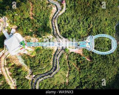 Vue aérienne de la plus haute du Guangdong en verre circulaire traversée de pont sur la montagne à l'attraction touristique Huangtengxia à Qingyuan city, Chine du sud Banque D'Images