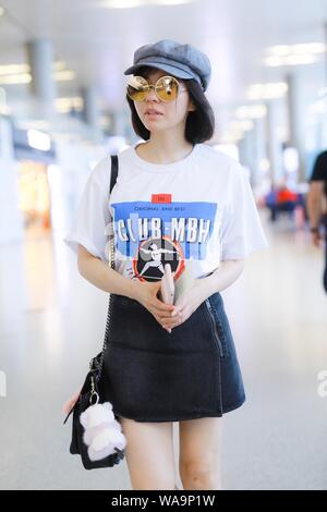 Chanteur chinois Zhang Zhang Liangying Jane ou arrive à l'aéroport avant le départ à Shanghai, Chine, le 12 juillet 2019. Banque D'Images