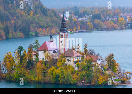 Le lac de Bled avec l'église de l'assomption de Marie, la Slovénie et l'automne les arbres colorés background Banque D'Images