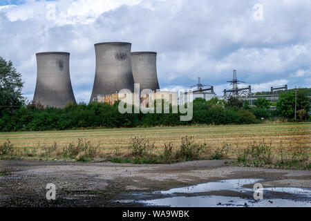 Le dernier jour avant la démolition des tours de Didcot. Ils ont été un point de repère sur l'horizon pour les personnes au retour de leurs voyages. Banque D'Images