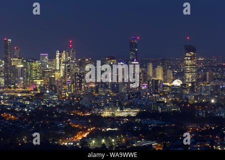 Vue sur Brisbane CBD au coucher du soleil de Mt Coot tha lookout Queensland Australie Banque D'Images